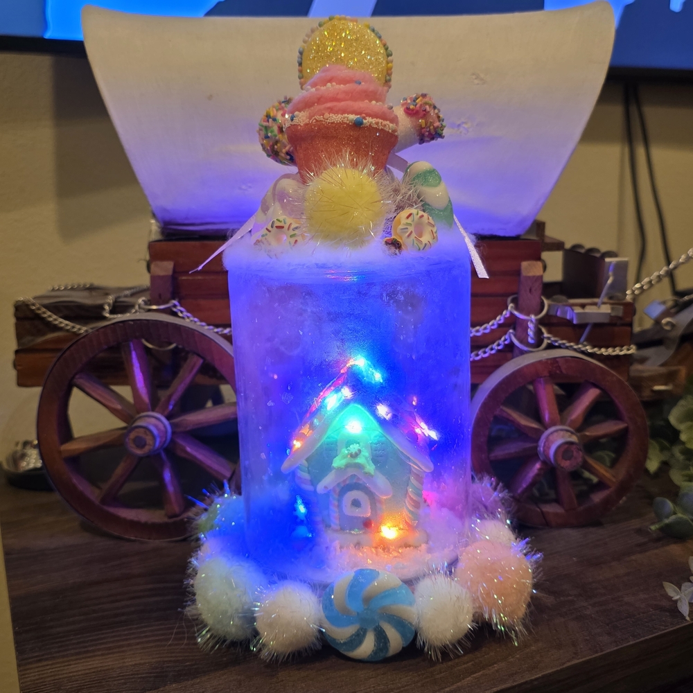 Handcrafted Holiday Gingerbread House Snow Globe With Lights- NWT - Picture 5 of 5
